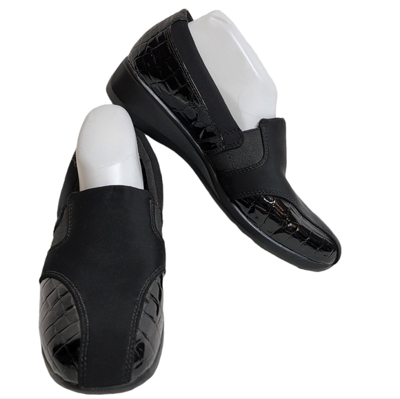 CLARKS SLIP ON SHOES - Picture 2 of 16